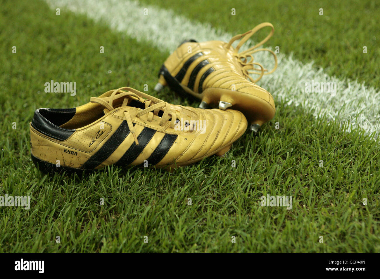 Detalle de botas de fútbol adidas doradas en el campo fotografías e imágenes alta resolución - Alamy