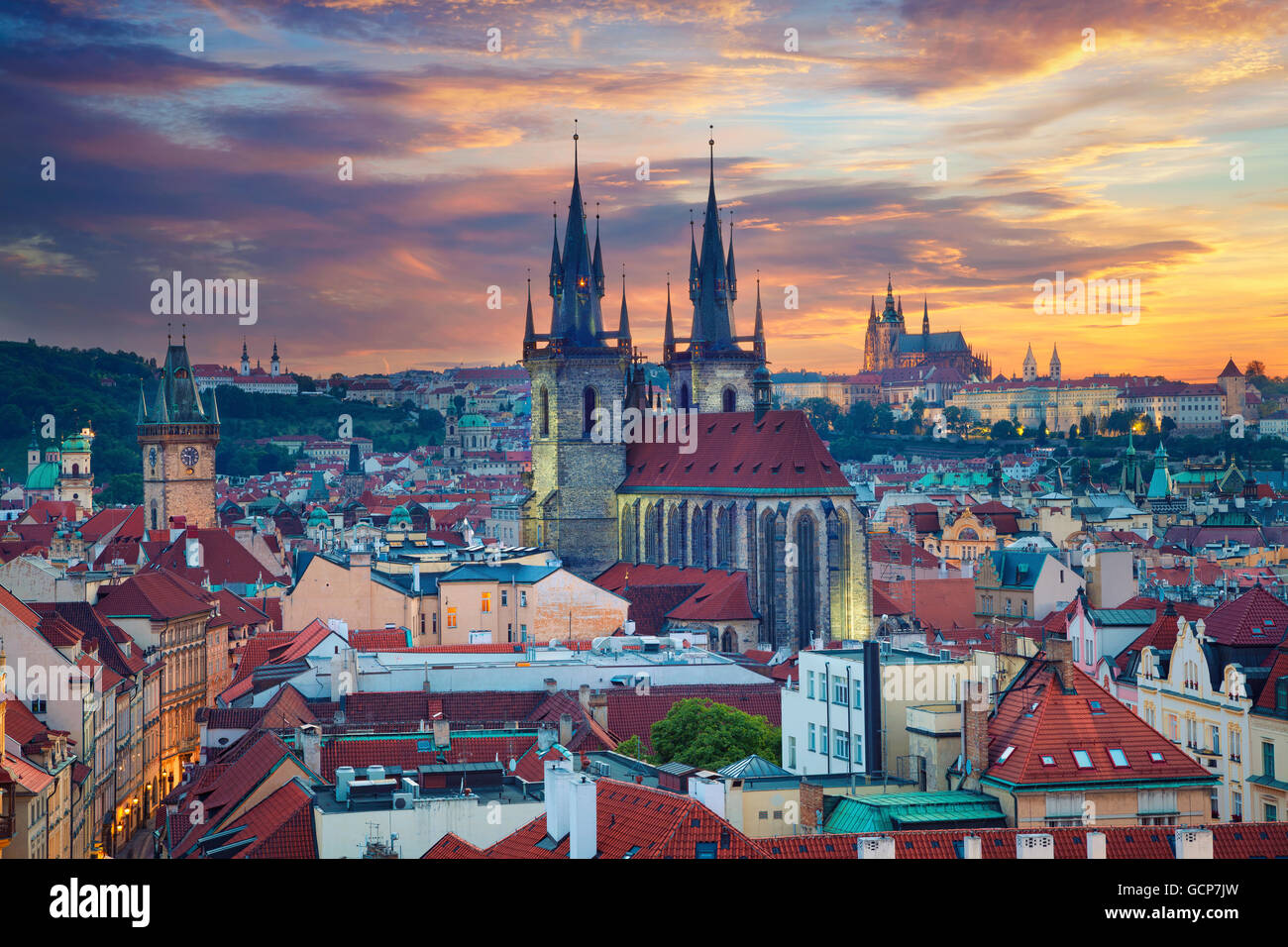 Praga. Imagen de Praga, capital de la República Checa, durante la espectacular puesta de sol. Foto de stock