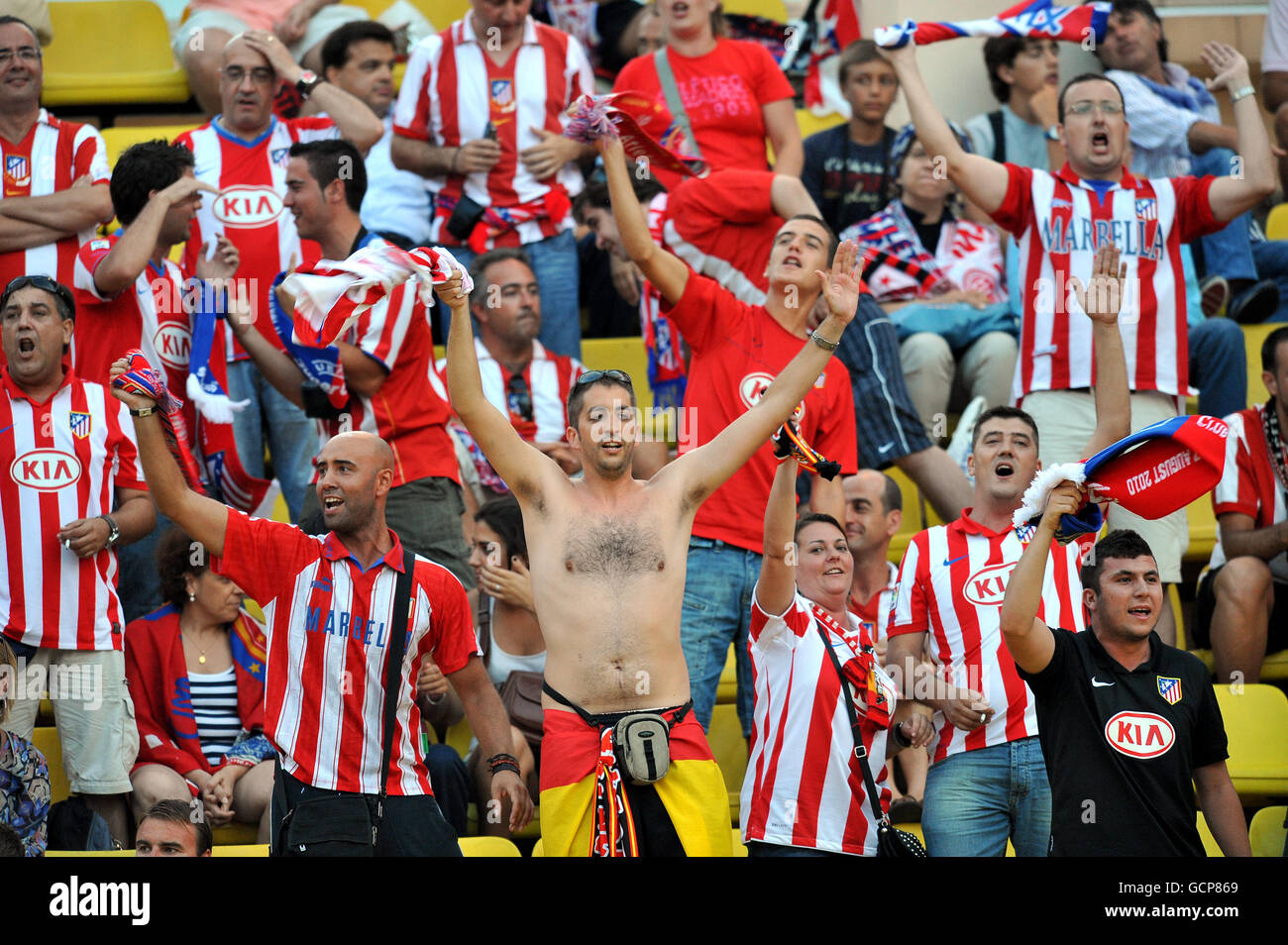 Fútbol - Supercopa 2010 de la UEFA - Final - Inter de Milán contra Atlético  de Madrid - Stade Louis II Los fans del Atlético de Madrid lo celebran  Fotografía de stock - Alamy