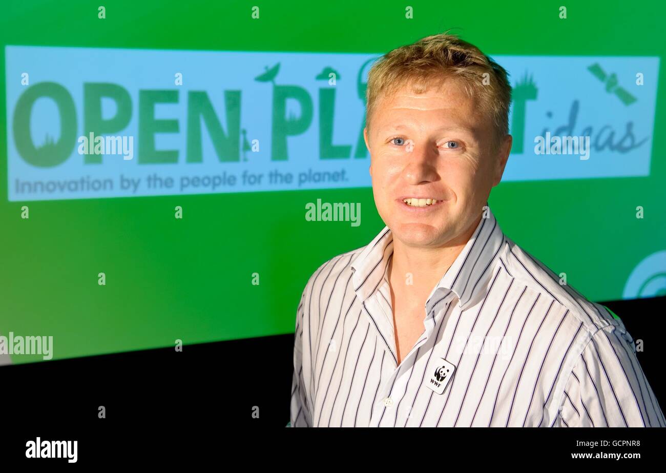 Director de relaciones empresariales e industriales de World Wildlife Fund (WWF) UK Dax Lovegrove en el lanzamiento del proyecto Open Planet ideas de Sony, que es una nueva plataforma de comunidad en línea que tiene como objetivo crear soluciones tecnológicas colaborativas para problemas medioambientales críticos trabajando en conjunto con WWF, En la tienda insignia de National Geographic en Londres. Foto de stock