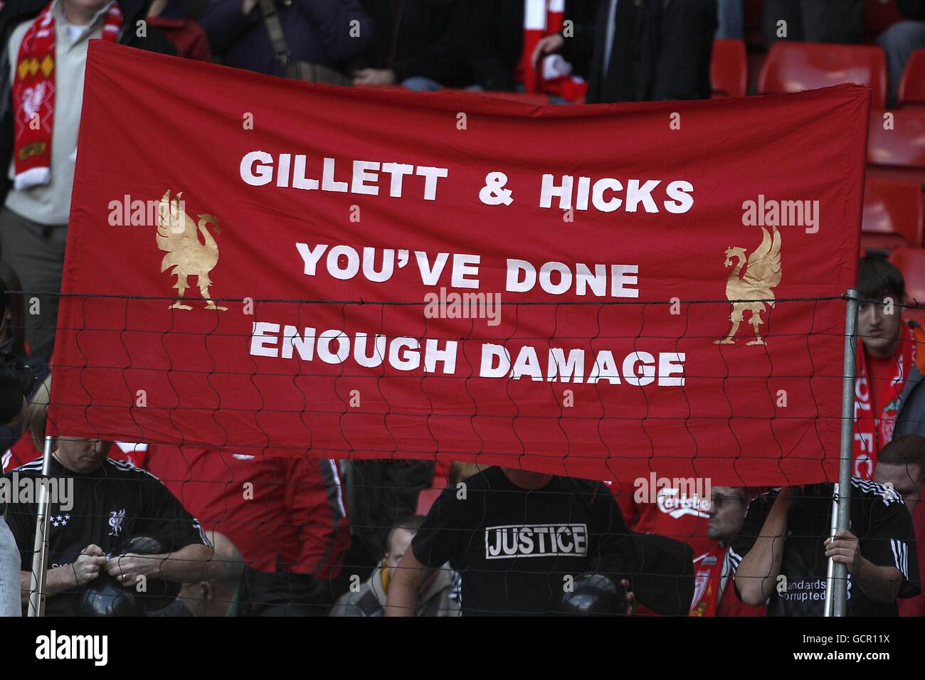 Los fans de Liverpool protestan contra los copropietarios Tom Hicks y  George Gillett en los stands después del silbato final Fotografía de stock  - Alamy