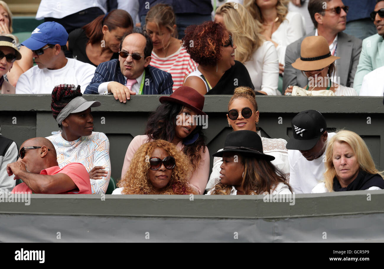 Jay Z y Beyoncé (derecha) habla con Venus Williams (izquierda) en el cuadro  de jugadores en el día doce de los campeonatos de Wimbledon en el All  England Lawn Tennis y Croquet