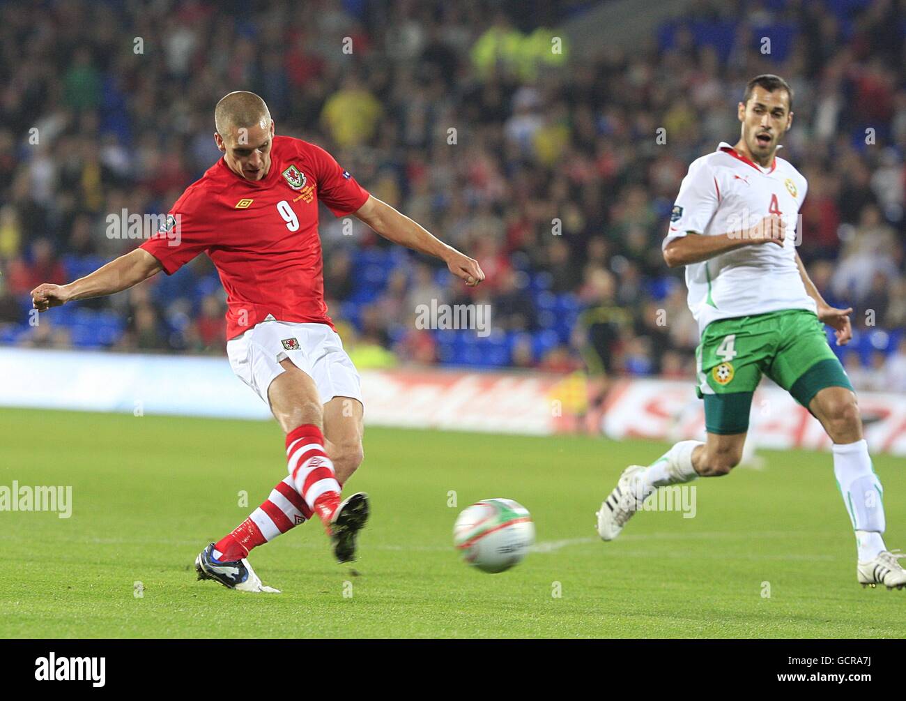 Fútbol - UEFA EURO 2012 - Clasificación - Grupo G - Gales contra Bulgaria - Cardiff City Stadium. Steve Morison, de Gales (derecha), tiene un esfuerzo en Goal Foto de stock