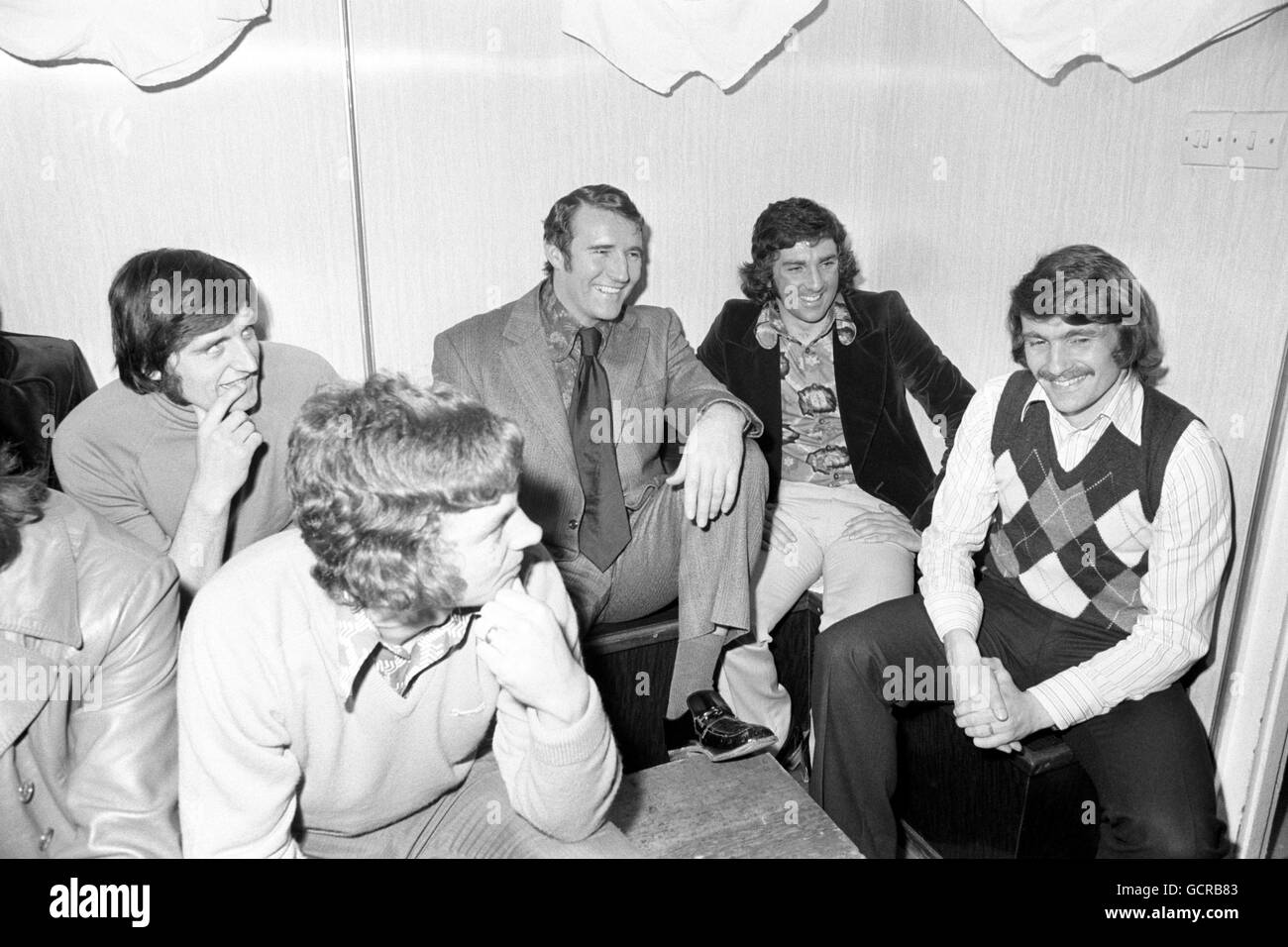 Malcolm Allison (en empate) se reunió con los jugadores de Crystal Palace después de tomar el mando como gerente, sólo un año después de llevar Manchester City a la cima de la Primera División. Entre los jugadores están el portero John Jackson, Left, Charlie Cooke, Right, y Paddy Mulligan, segunda a la derecha. Foto de stock