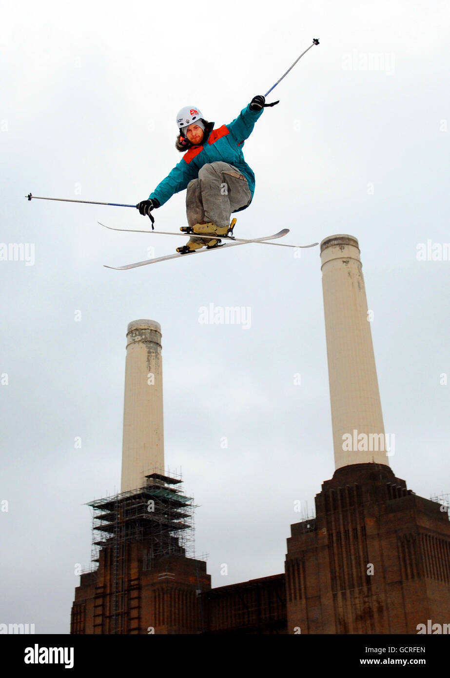 Un esquiador de estilo libre practica en el implacable Freeze Festival, Battersea Power Station, Londres. Foto de stock