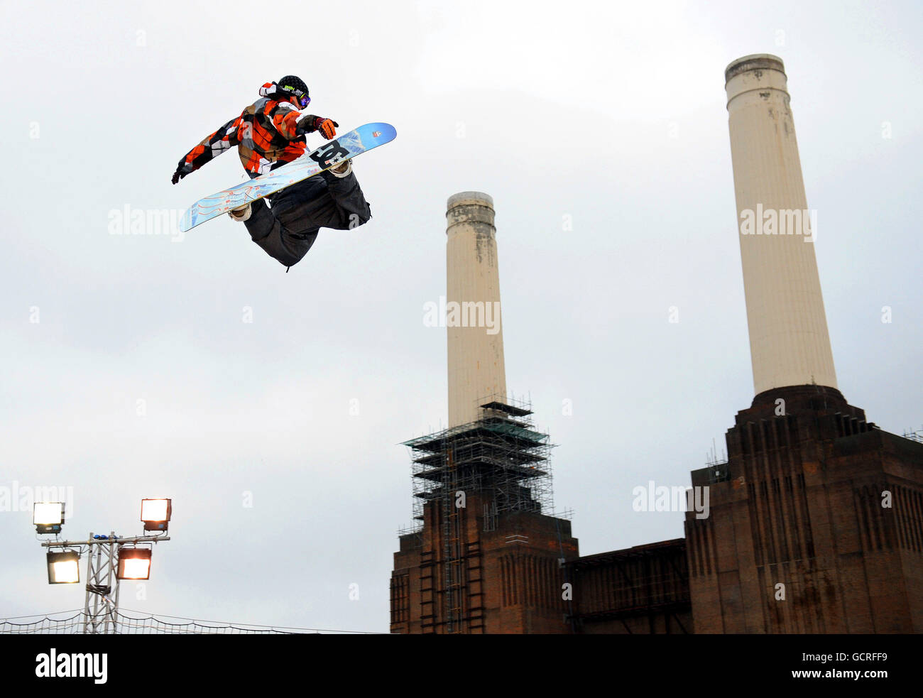 Un snowboarder libre practica en el Festival Relentless Freeze, Battersea Power Station, Londres. Foto de stock