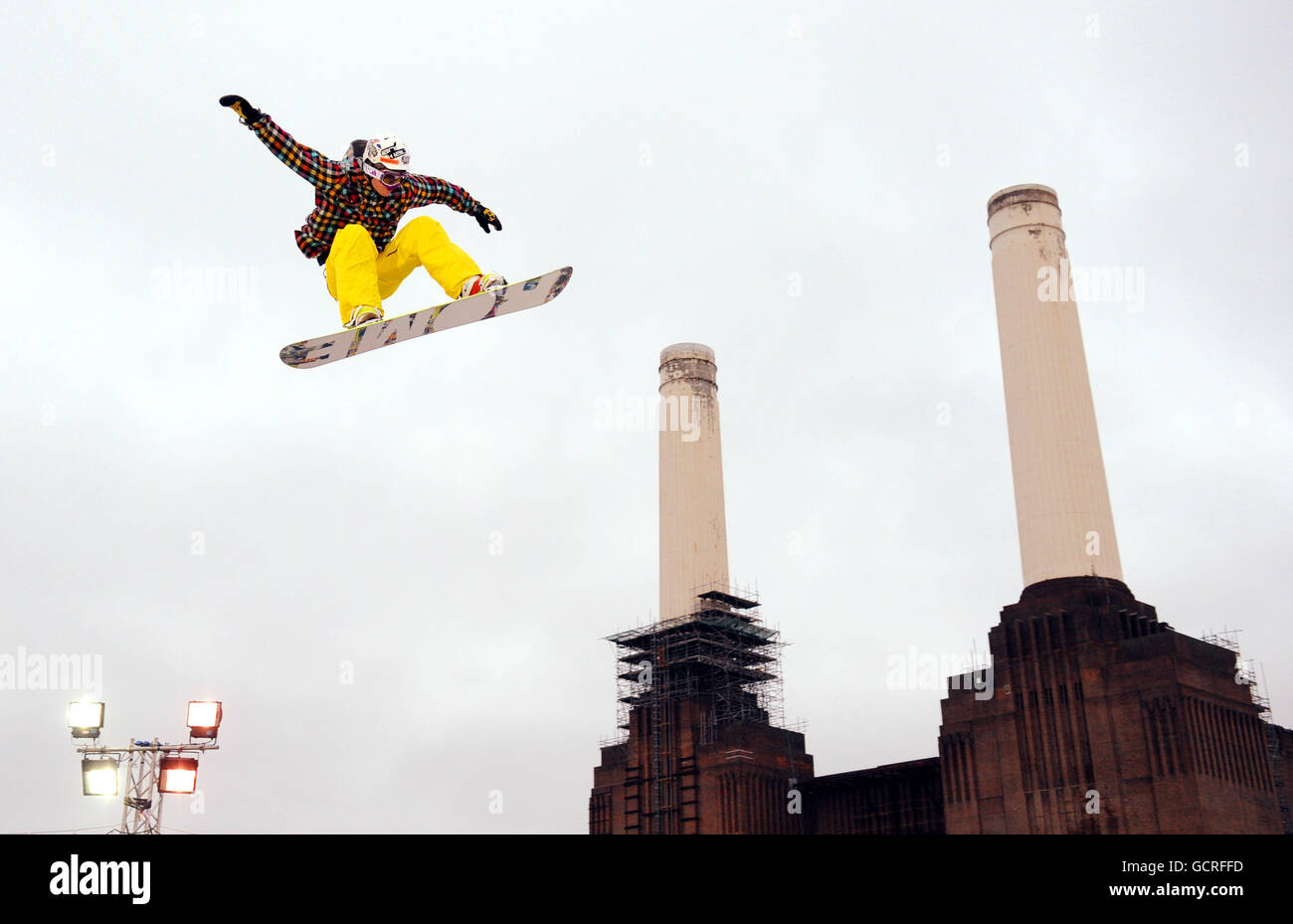 El snowboarder Don Harington practica en el implacable Freeze Festival, Battersea Power Station, Londres. Foto de stock