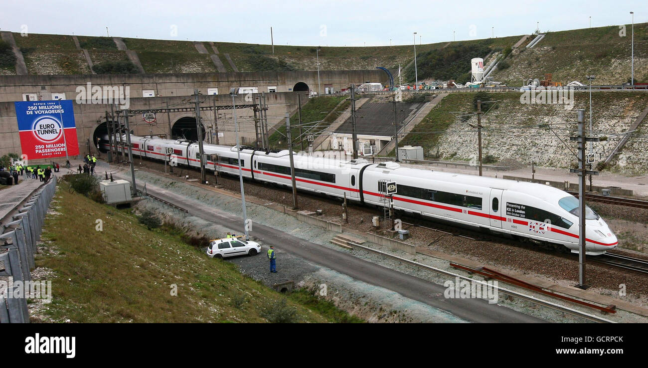 Un tren de alta velocidad Deutsche Bahn ICE3 emerge del túnel del Canal de Coquelles, Francia, como parte de las pruebas para un servicio de tren de alta velocidad previsto para el Reino Unido. Foto de stock