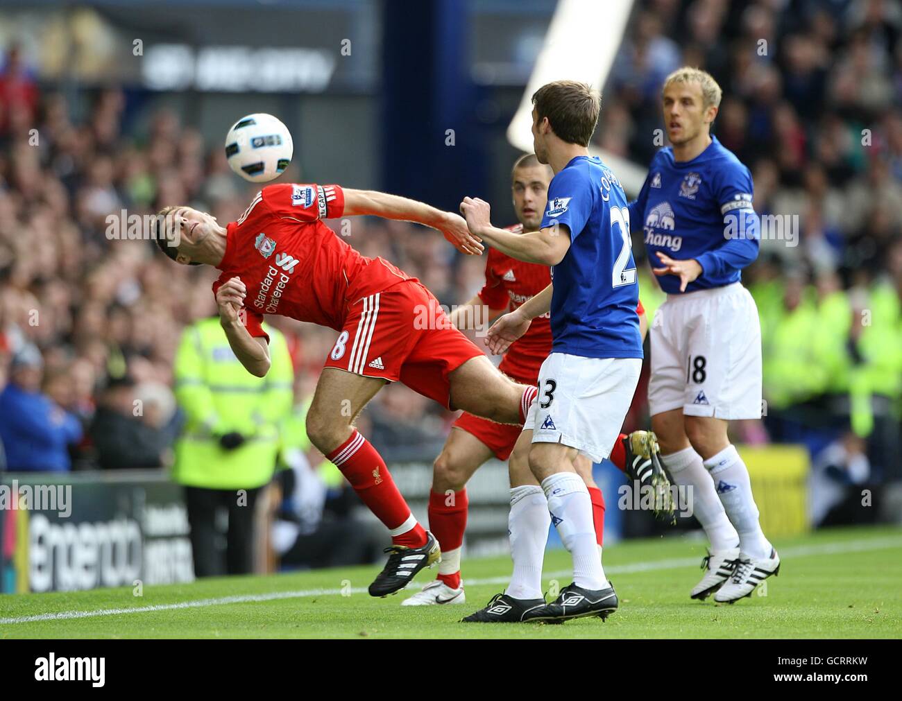 Fútbol - Barclays Premier League - Everton v Liverpool - Goodison Park. Steven Gerrard de Liverpool (izquierda) en acción Foto de stock
