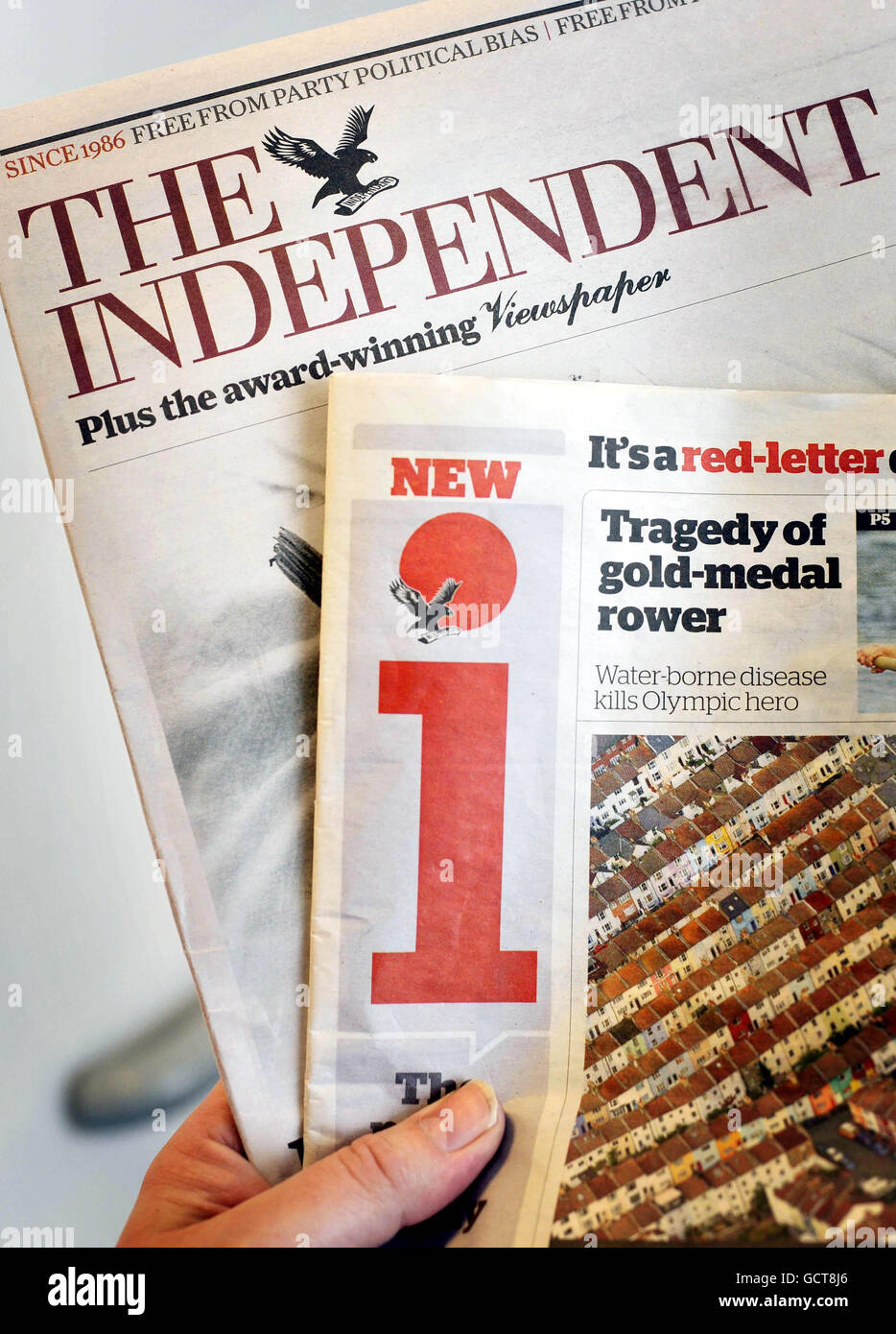 El primer nuevo periódico nacional británico en casi 25 años, el formato tabloide 'i', que proviene del mismo establo que el Independent (back), cuesta 20p y está dirigido a 'lectores de periódicos pobres en el tiempo'. Foto de stock