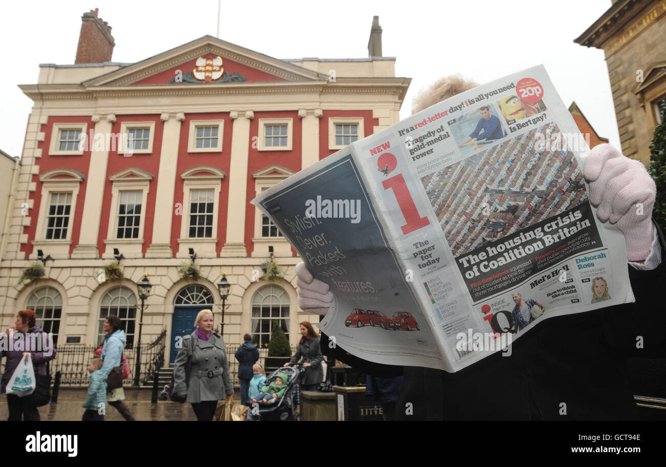 Una mujer en el centro de la ciudad de York lee su copia del primer periódico nacional británico en casi 25 años, el formato tabloide 'i', que viene del mismo establo que el Independent, cuesta 20p y está dirigido a 'lectores de periódicos pobres en el tiempo'. Foto de stock