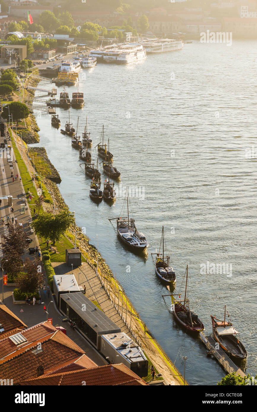 Rabelos barcos amarrados en el río Duero, en la ciudad de Vila Nova da Gaia al atardecer. Portugal. Foto de stock