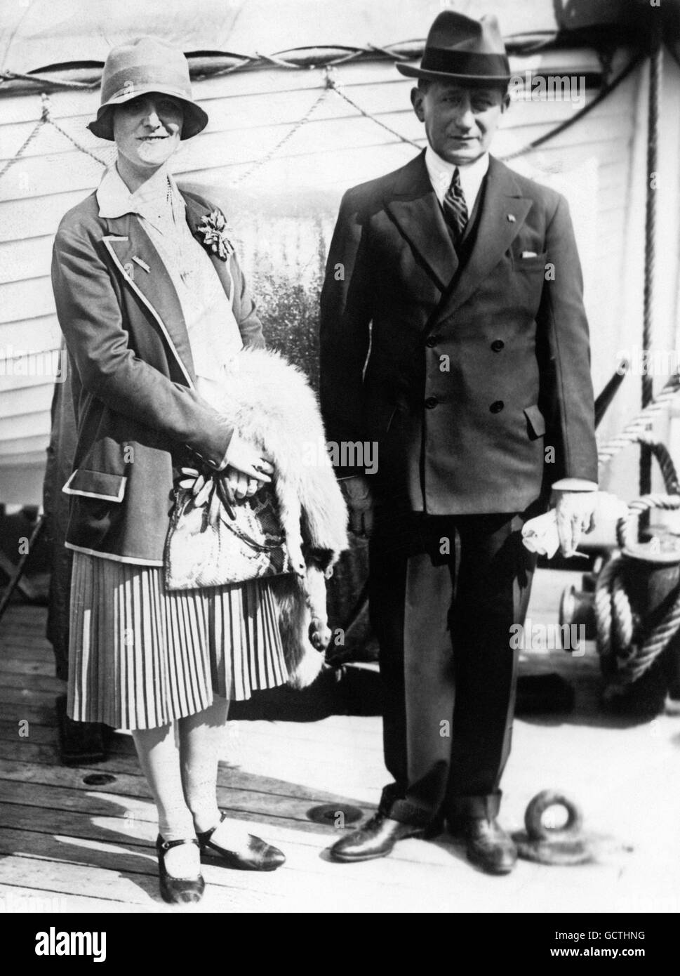 Inventor y científico Guglielmo Marconi con su novia, la ex condesa Christina Bezzi Scala, llegan a Nueva York. Foto de stock