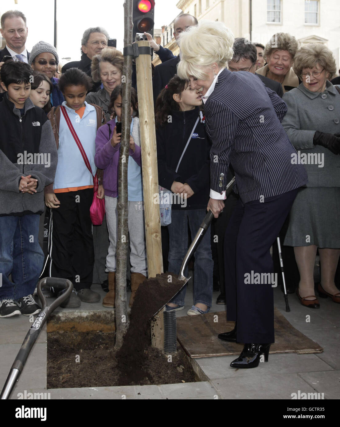 Barbara Windsor durante la presentación del plan de plantación de árboles en el centro de Londres en Marylebone, en el centro de Londres. Foto de stock