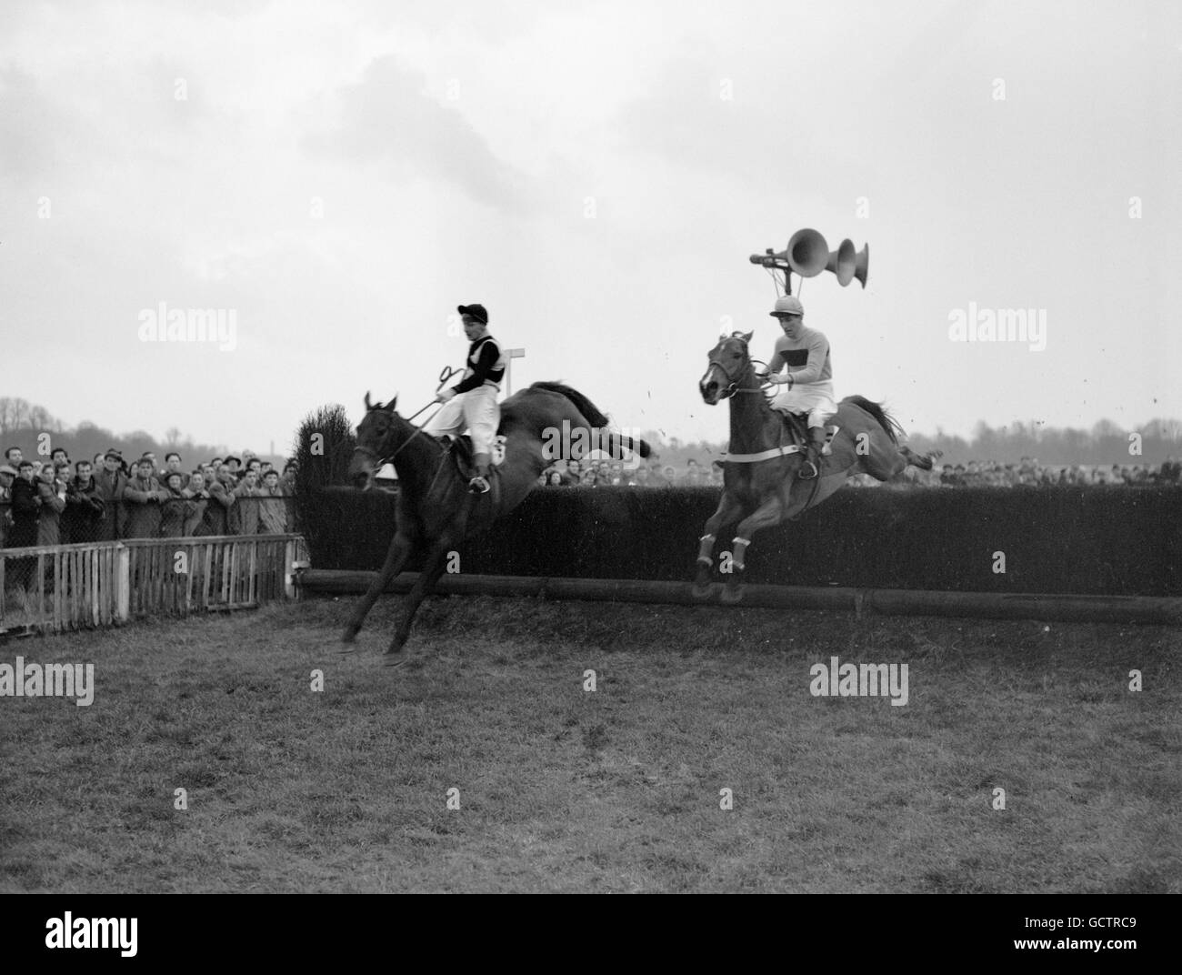 Mandarin, con Gerry Madden arriba (derecha), tomando la última valla para ganar en un final cercano de Pointsman (izquierda) en el King George VI Steeple Chase en Kempton Park Foto de stock