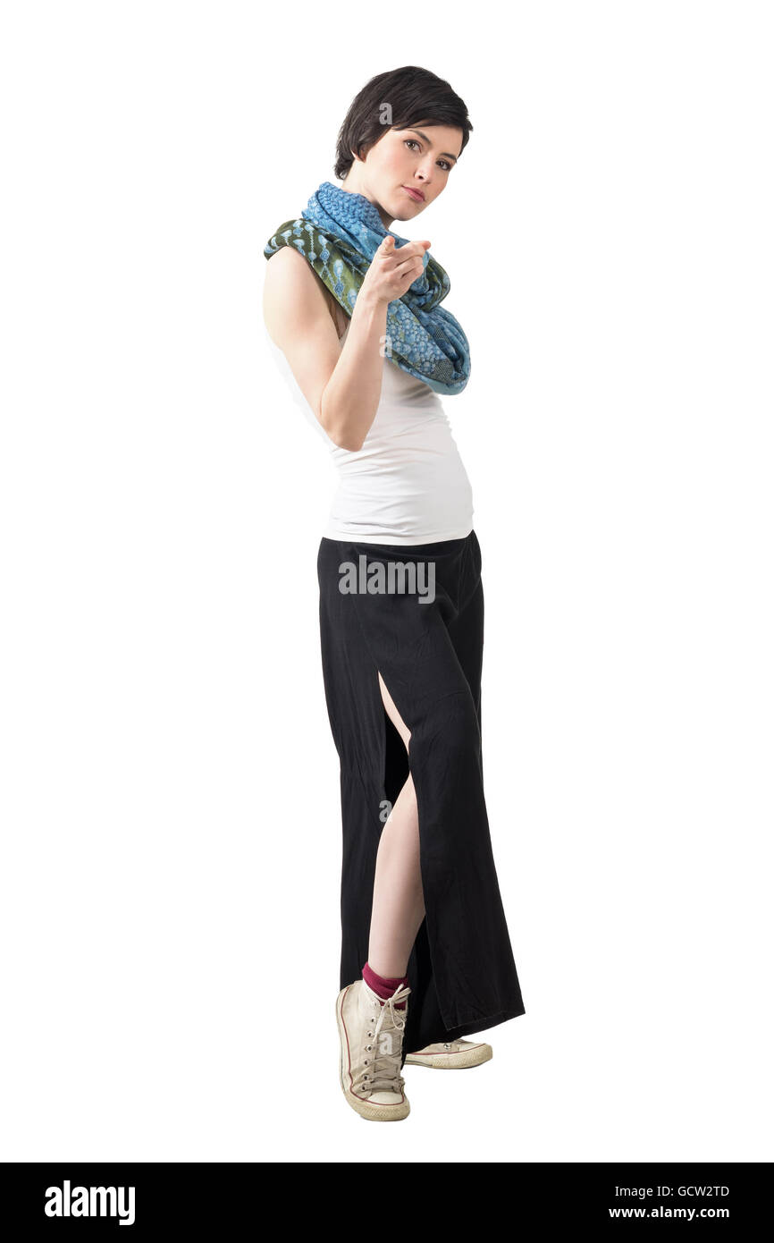 Bastante corto peinados de moda modelo luciendo mantón y pantalón ancho de  hendidura apuntando a usted. Longitud de cuerpo completo retrato aislado  sobre blanco Fotografía de stock - Alamy
