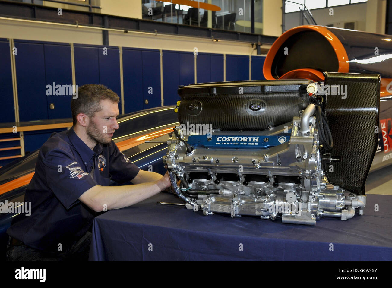 El ingeniero de integración de vehículos líder James Painter con el
