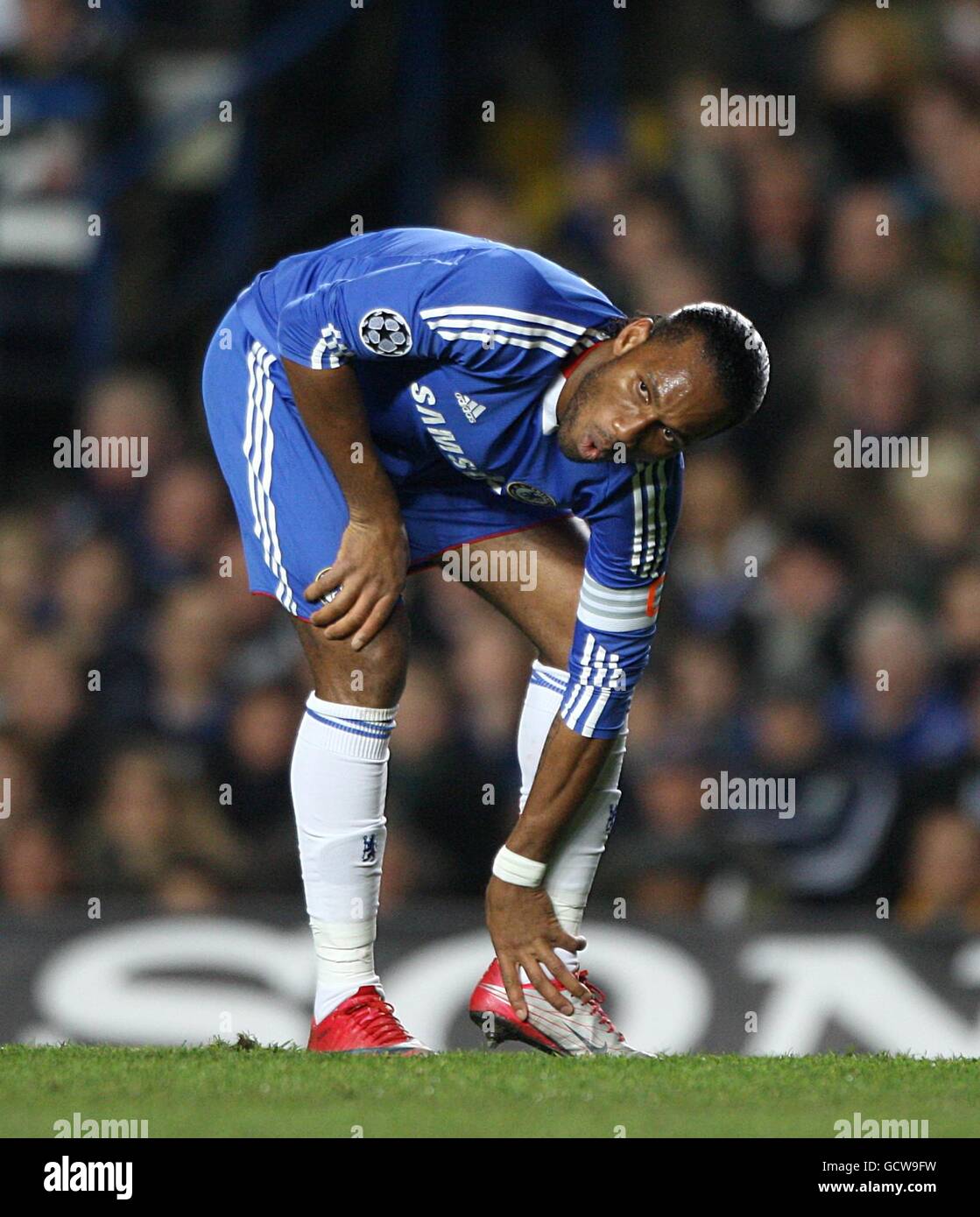Fútbol - Liga de Campeones de la UEFA - Grupo F - Chelsea contra MSK Zilina - Stamford Bridge. Didier Drogba de Chelsea lucha con una lesión Foto de stock