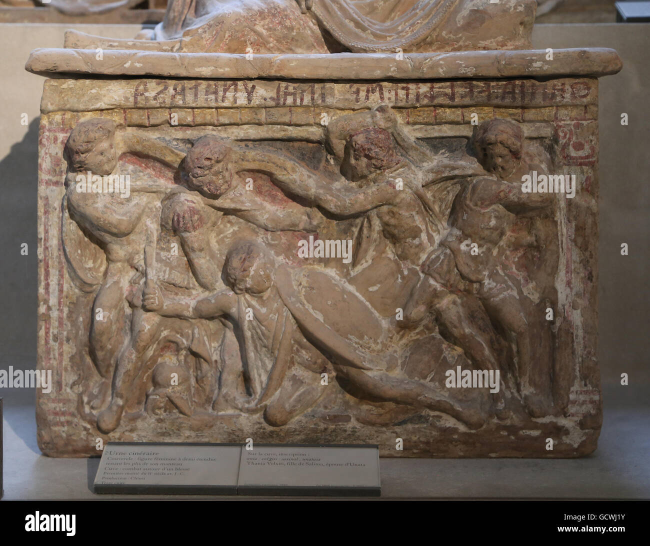 Arte Etrusco Cinerary urn. Terracota. 2do siglo A.C.. En Chiusi, Italia. Alivio de la batalla en torno a una herir. El Museo del Louvre. Pa Foto de stock