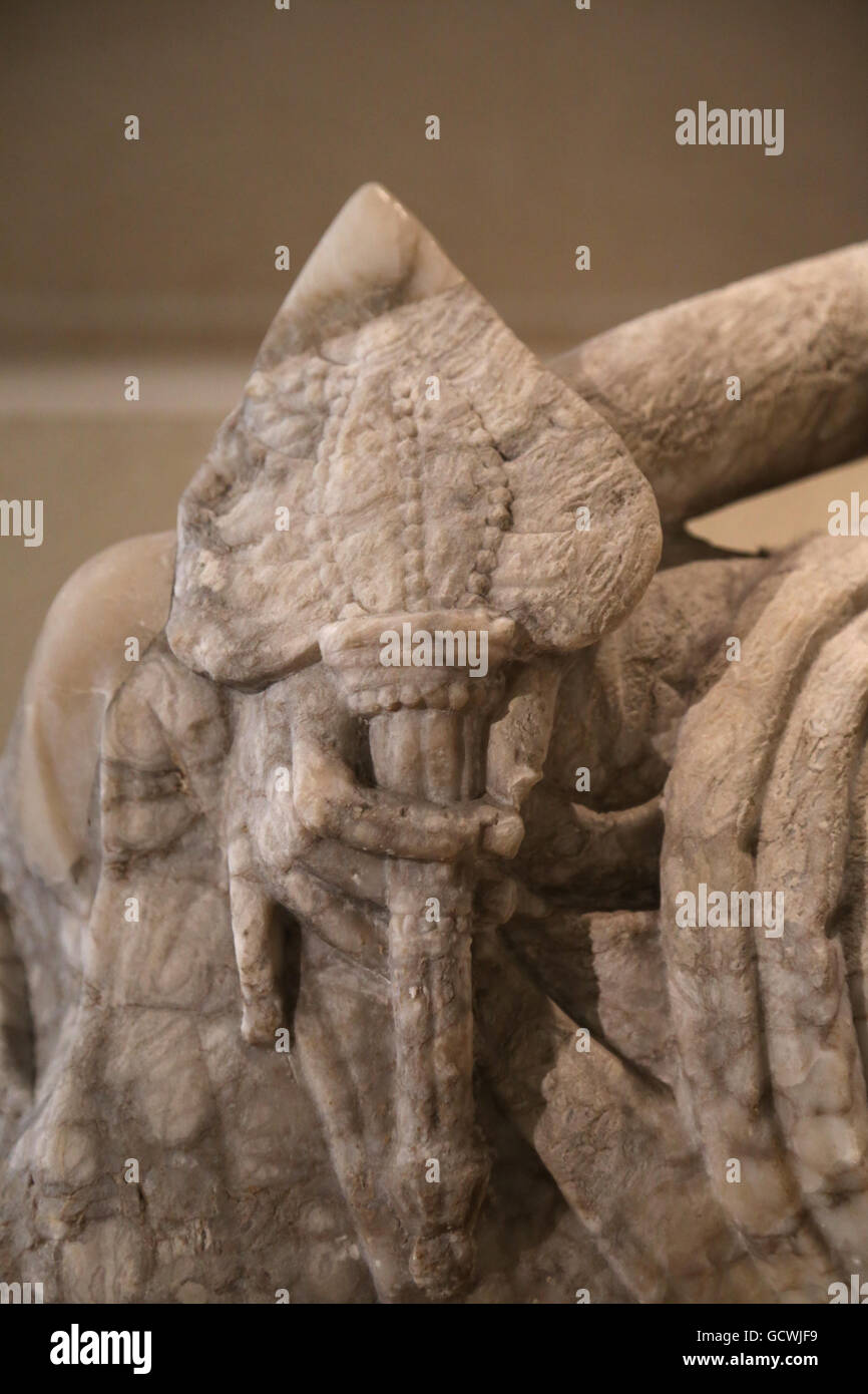 Etrusco. Cinerary urn. Mujer sosteniendo un ventilador. 2NDC. BC. Detalle del ventilador. El Museo del Louvre. París. Francia. Foto de stock