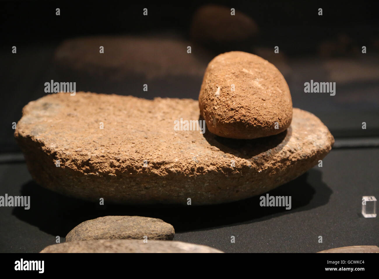 Neolítico. Molino de mano 5500-4000 BC. España. Cataluña. Museo de Historia de Cataluña, Barcelona. España. Foto de stock