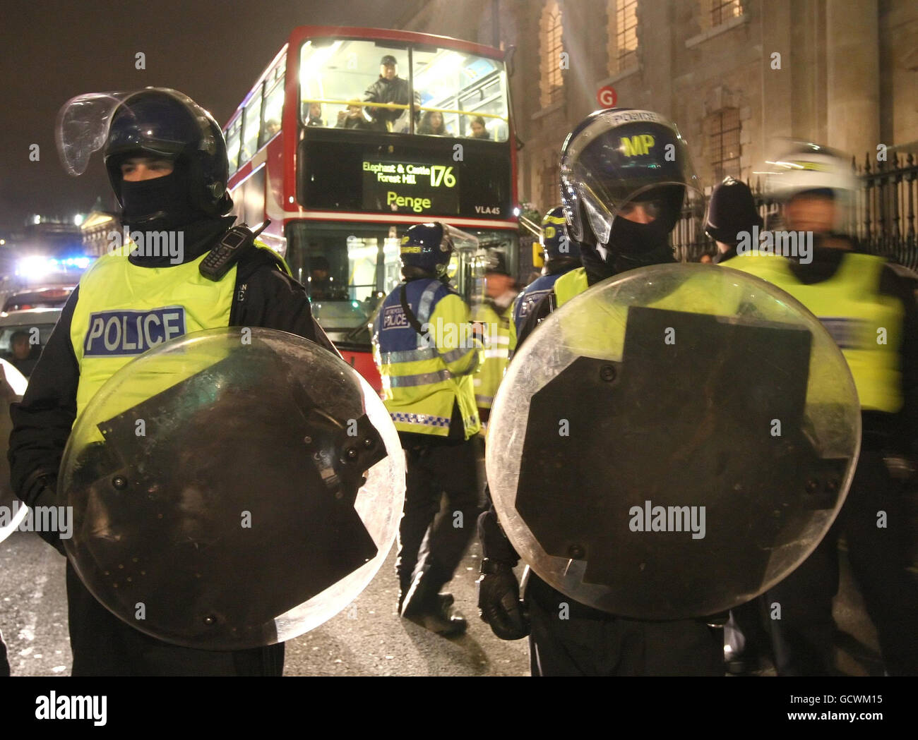 La policía se encuentra cerca de Trafalgar Square, en el centro de Londres, tras las protestas en Westminster contra un aumento de las tasas de matrícula universitaria. Foto de stock