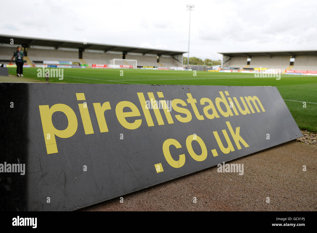 Fútbol - npower Football League Two - Burton Albion v Crewe Alexandra -  Pirelli Stadium. Un tablero publicitario con el nombre del estadio  Fotografía de stock - Alamy