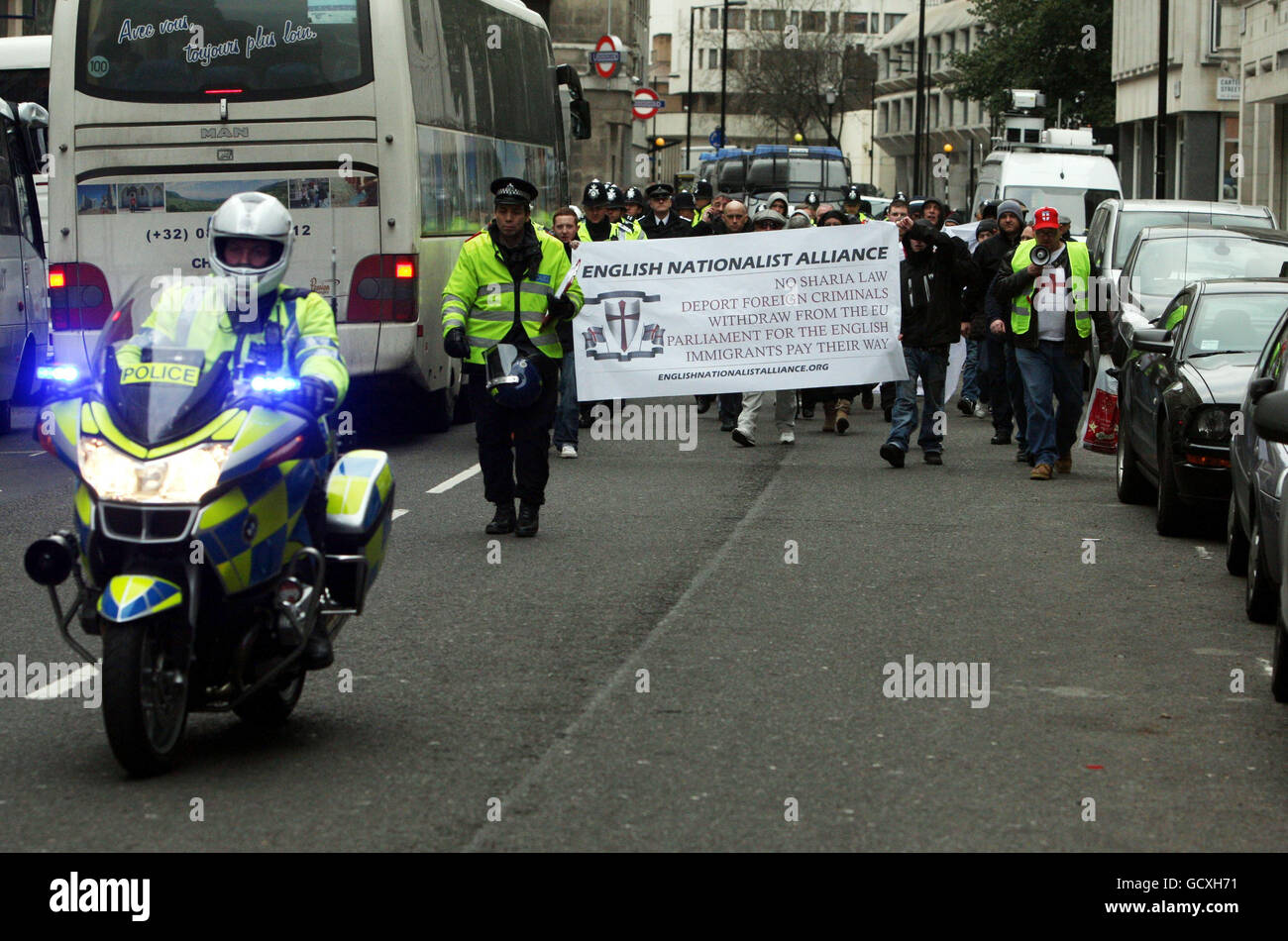 Manifestantes durante la Alianza Nacionalista Inglesa protestan contra la Sharia Law en el centro de Londres. Foto de stock