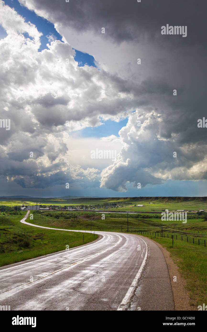 Una sinuosa carretera cerca de Slater, Wyoming, el 31 de mayo de 2014. Foto de stock
