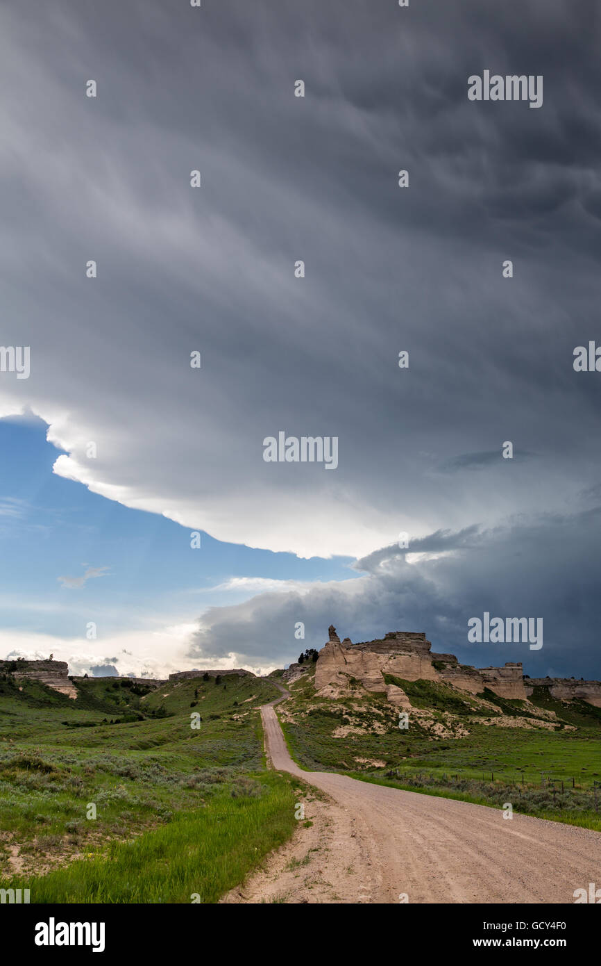 Un camino de tierra conduce a nubes de tormenta cerca de Slater, Wyoming, 31 de mayo de 2014. Foto de stock