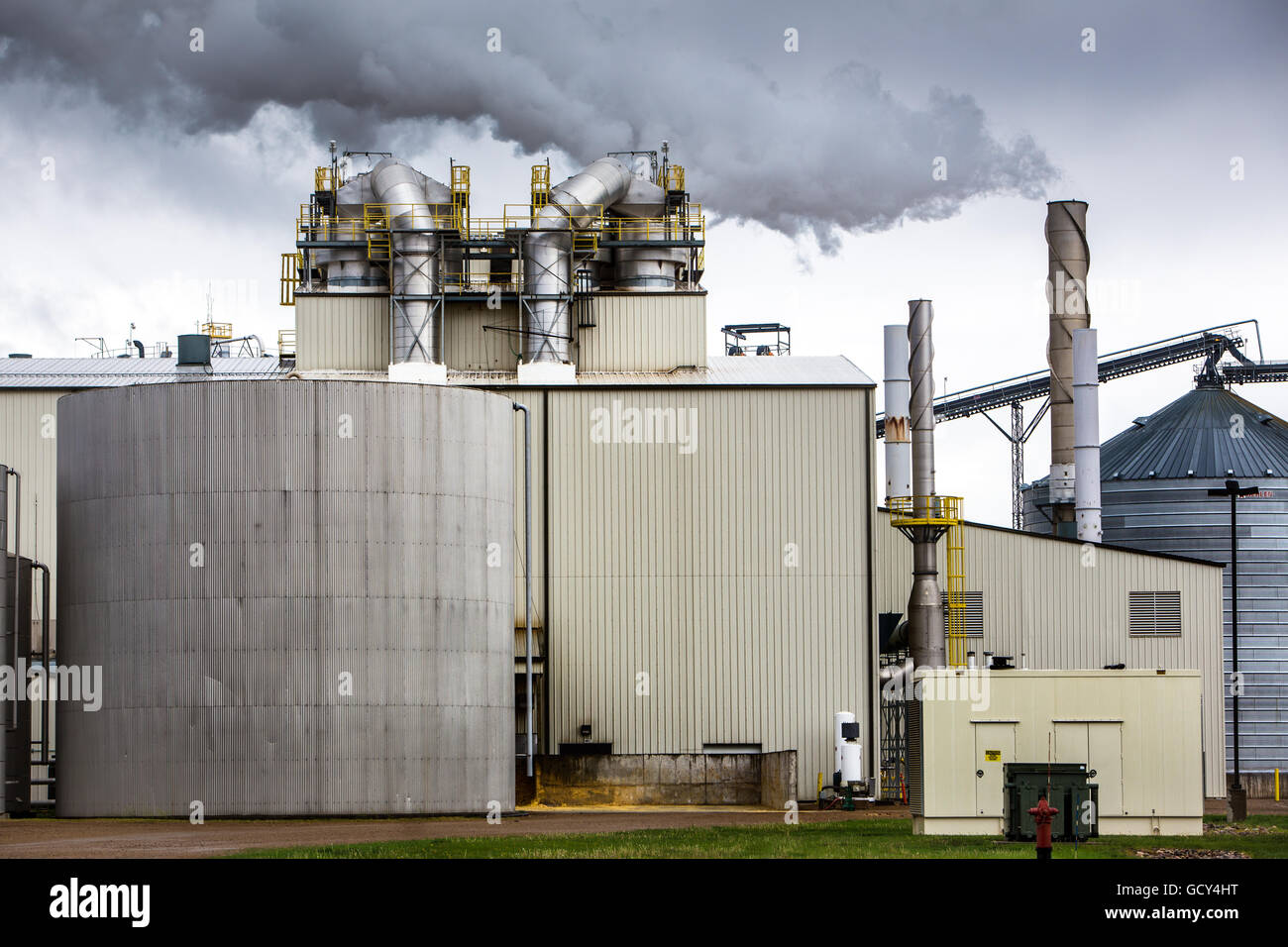 Un edificio agrícola libera gases de escape cerca de Eden, Dakota del Sur, 10 de mayo de 2015. Foto de stock