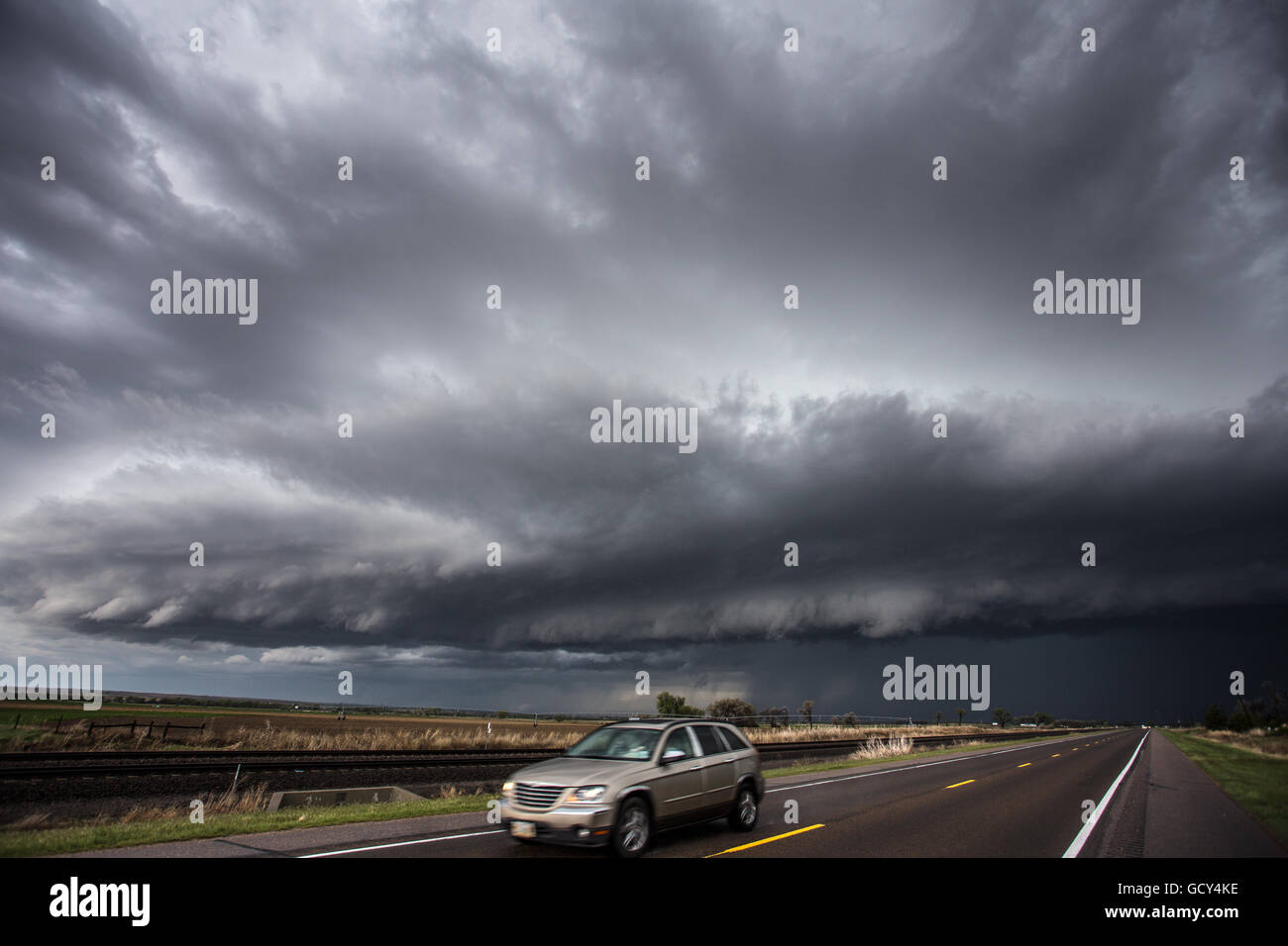 Un coche lejos de acercarse a una tormenta cerca de Broadwater, Nebraska, el 15 de mayo de 2015. Foto de stock