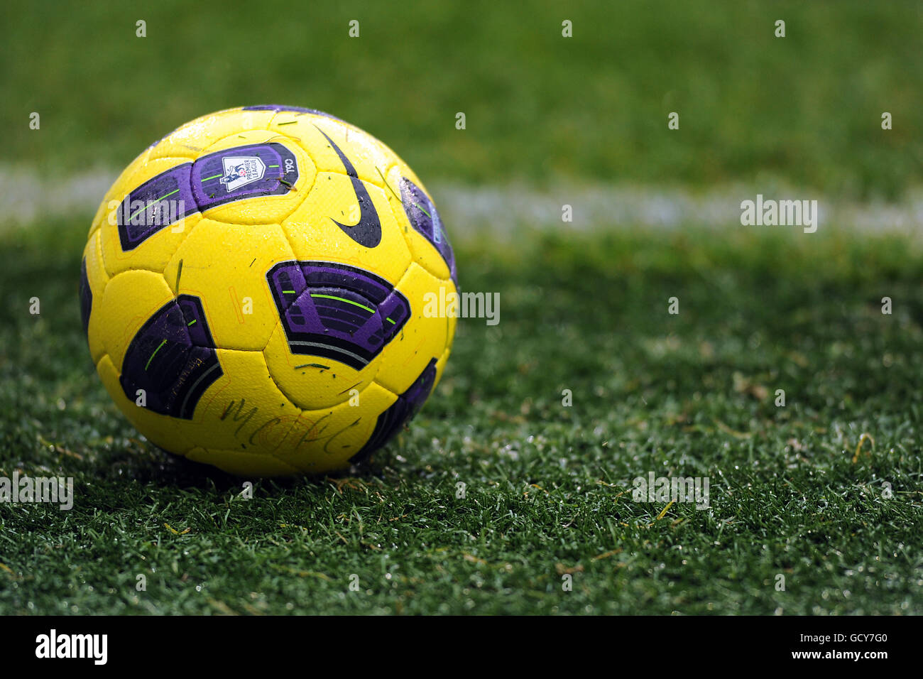 Vista general de un balón de fútbol oficial de la Winter Premier stock - Alamy