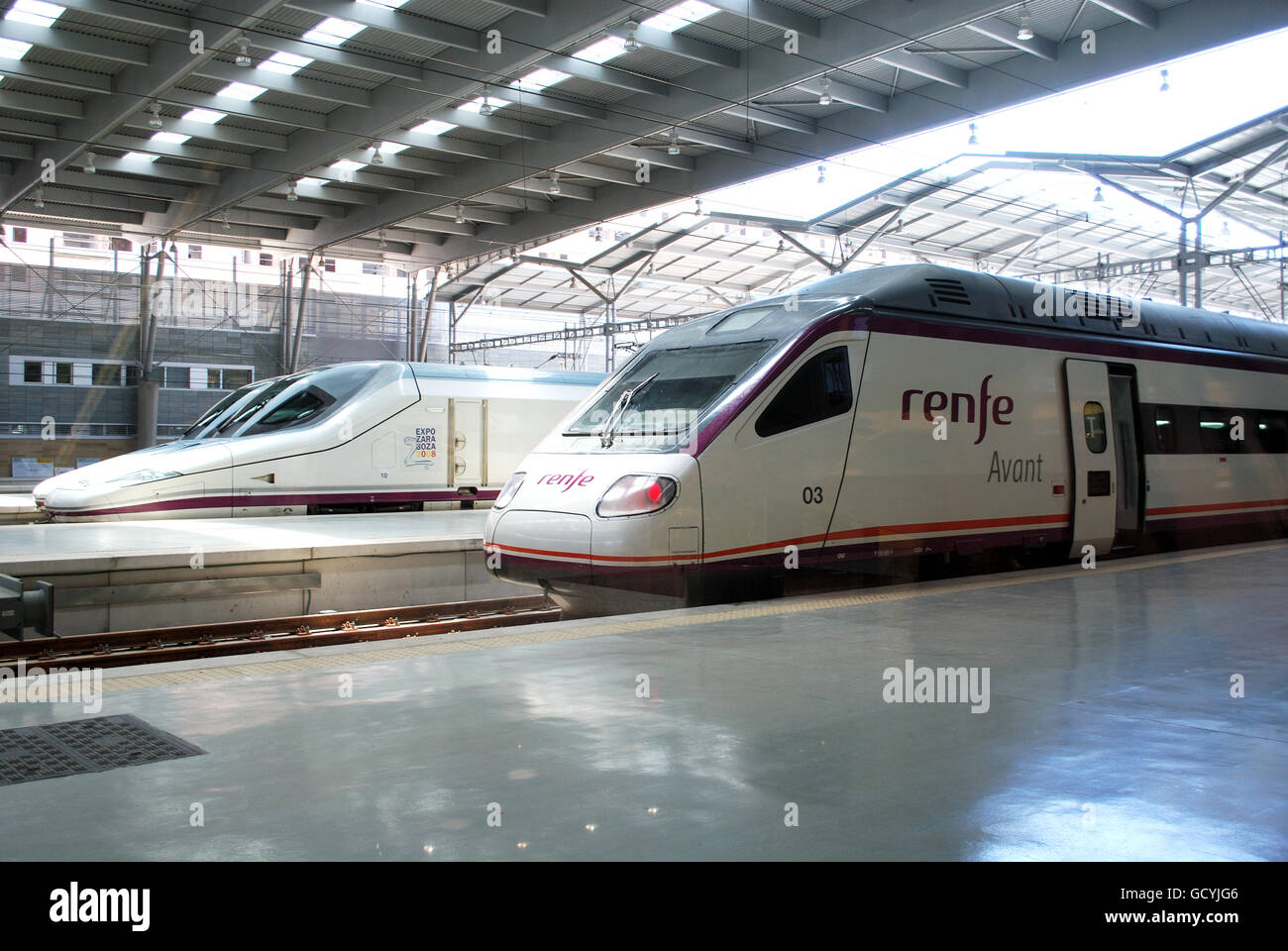 Ave trenes de alta velocidad fotografías e imágenes de alta resolución