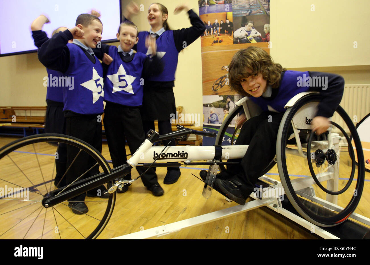 Cormac McGowan, de 10 años, un pupilo de cuerpo capaz de la Escuela Primaria Integrada Hazelwood en Belfast, participa en el '5 estrellas Disability sports challenge' ofrecido por Disability sports N.I. Foto de stock