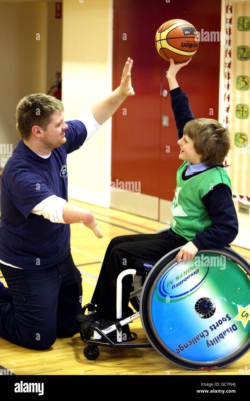 El Paralímpico Jonathan Cummings (izquierda) con un pupilo capaz Fionntan Smith, de 10 años, de la Escuela Primaria Integrada Hazelwood en Belfast, participa en el '5 estrellas Disability sports challenge' ofrecido por Disability sports N.I. Foto de stock