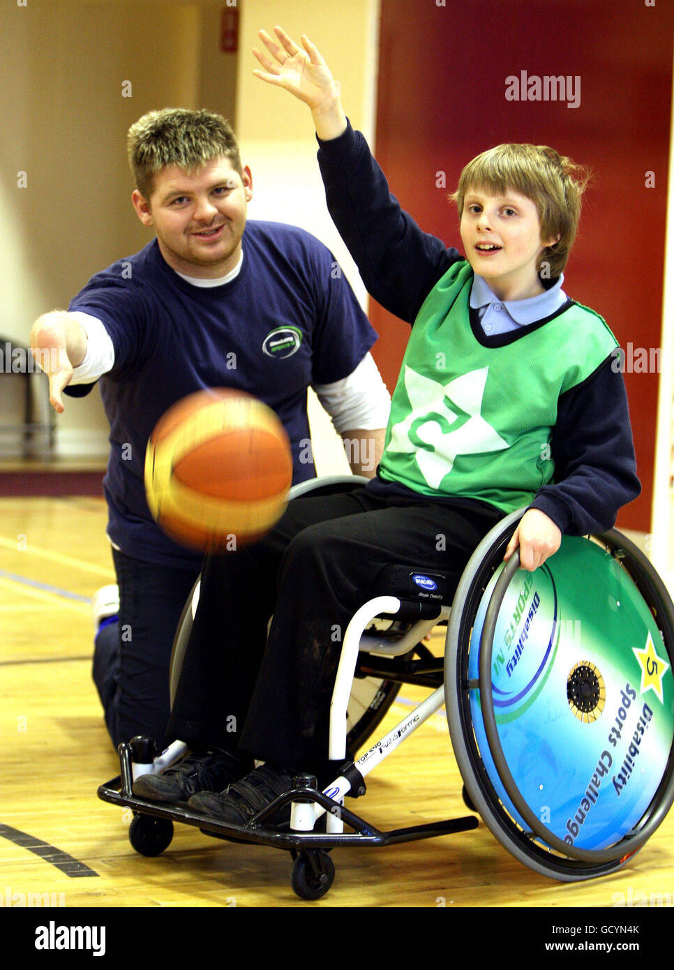 El Paralímpico Jonathan Cummings (izquierda) con un pupilo capaz Fionntan Smith, de 10 años, de la Escuela Primaria Integrada Hazelwood en Belfast, participa en el '5 estrellas Disability sports challenge' ofrecido por Disability sports N.I. Foto de stock