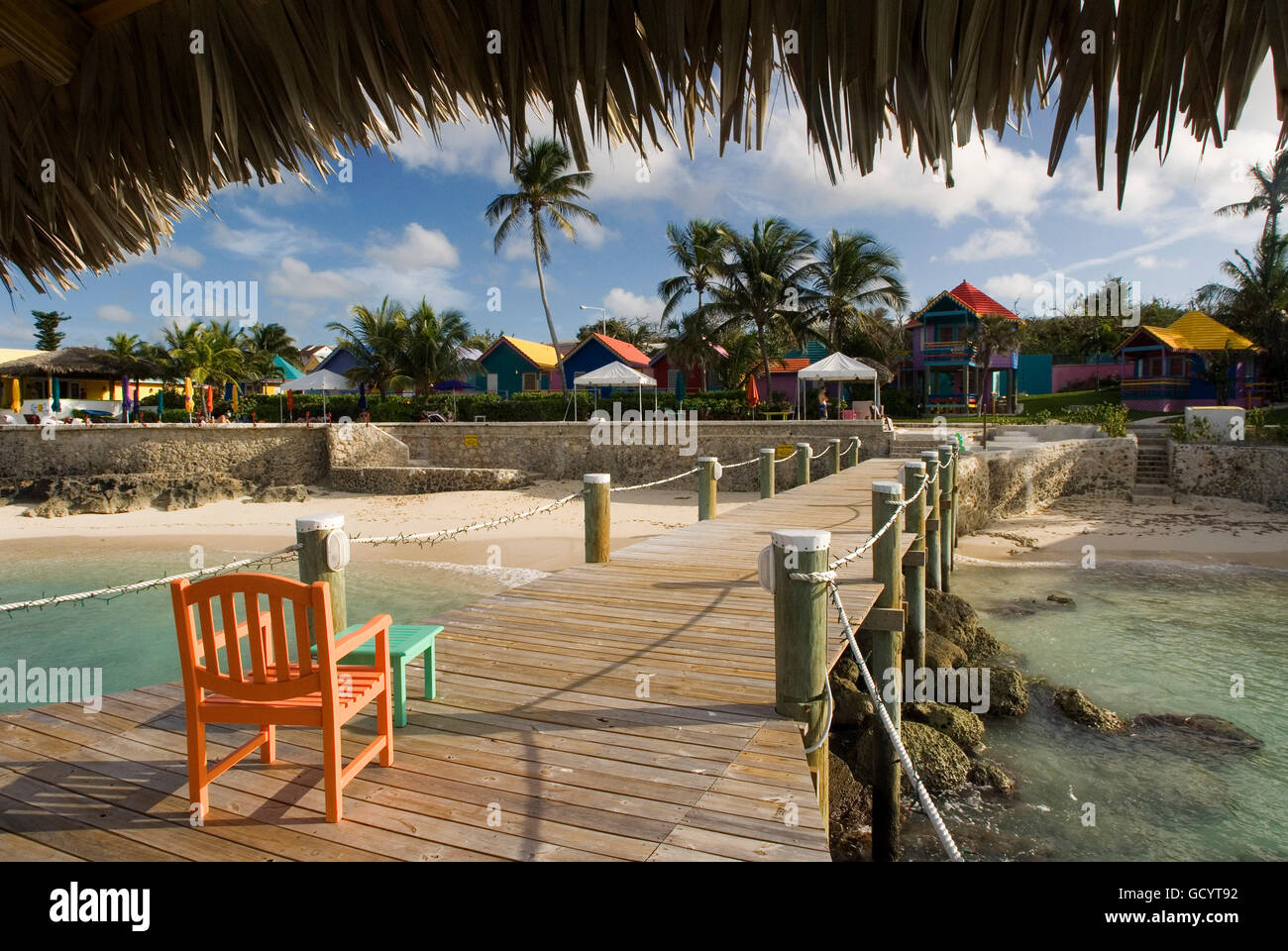 Muelle de madera en el Hotel Compass Point Resort en Playa del Amor Nassau, Las Bahamas, el Caribe. Casitas de colores brillantes en el Compass Point B Foto de stock