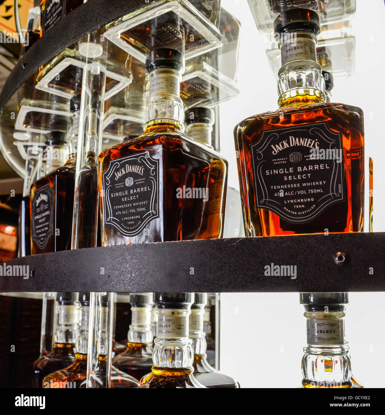 Botellas de Jack Daniel's Single Barrel Select Whiskey en pantalla con  diseño personalizado durante el recorrido de la destilería en Lynchburg, TN  Fotografía de stock - Alamy