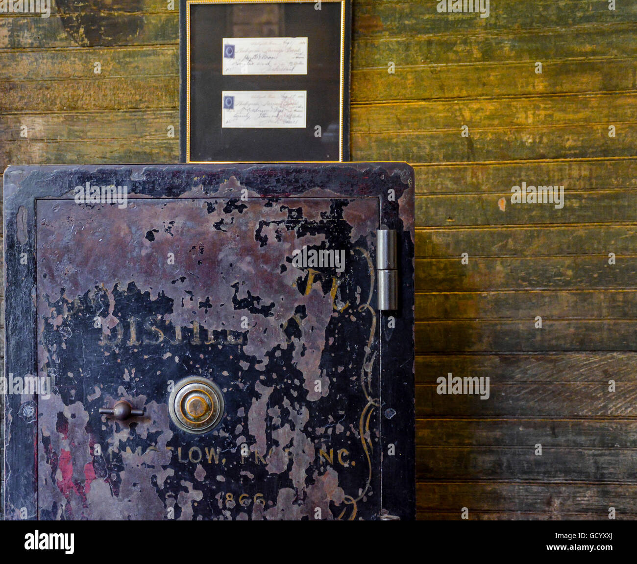 La famosa caja de seguridad negra vieja y desgastada con cerradura  combinada en el famoso fabricante de whisky, la Oficina Original de Jack  Daniel en la destilería en Lynchburg, TN Fotografía de