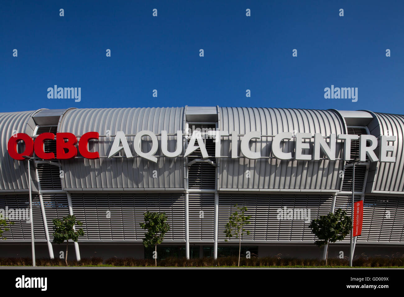 Arquitectura fachada simétrica del Centro Acuático OCBC en el área de Singapore Sports Hub. El lugar es adecuado para albergar eventos de clase mundial. Singapur Foto de stock