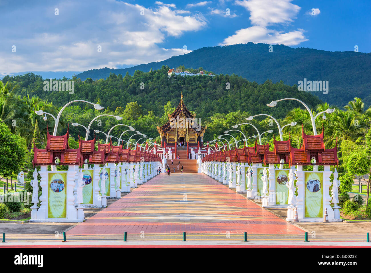 CHIANG MAI, Tailandia - Octubre 15, 2015: la pasarela para el Pabellón de Royal Flora Ratchaphruek Park. Foto de stock