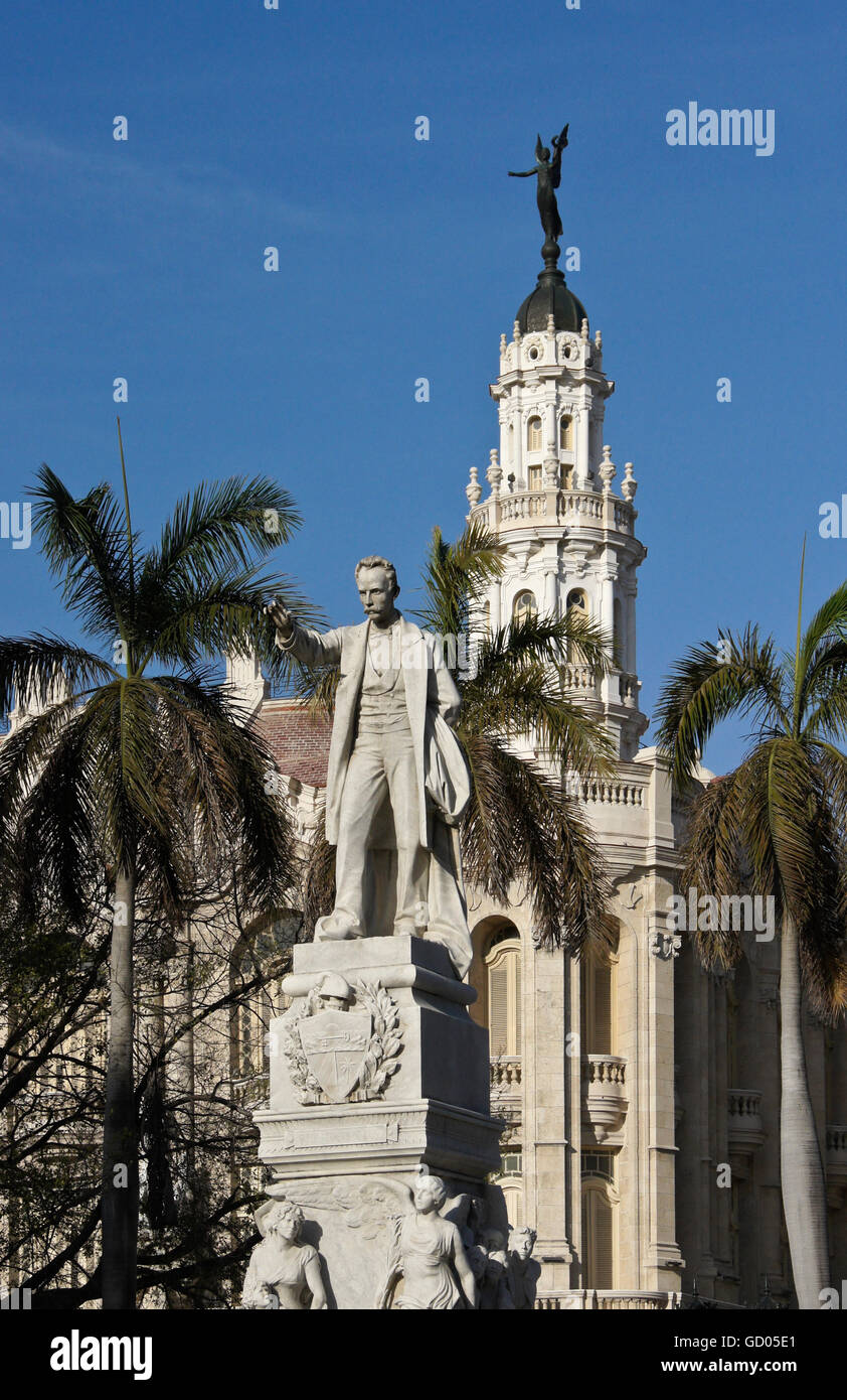 Estatua de jose marti en la habana en el parque central fotografías e