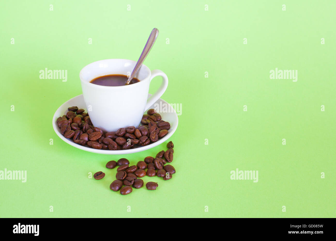 Y granos de café espresso sobre fondo verde pastel Fotografía de stock -  Alamy