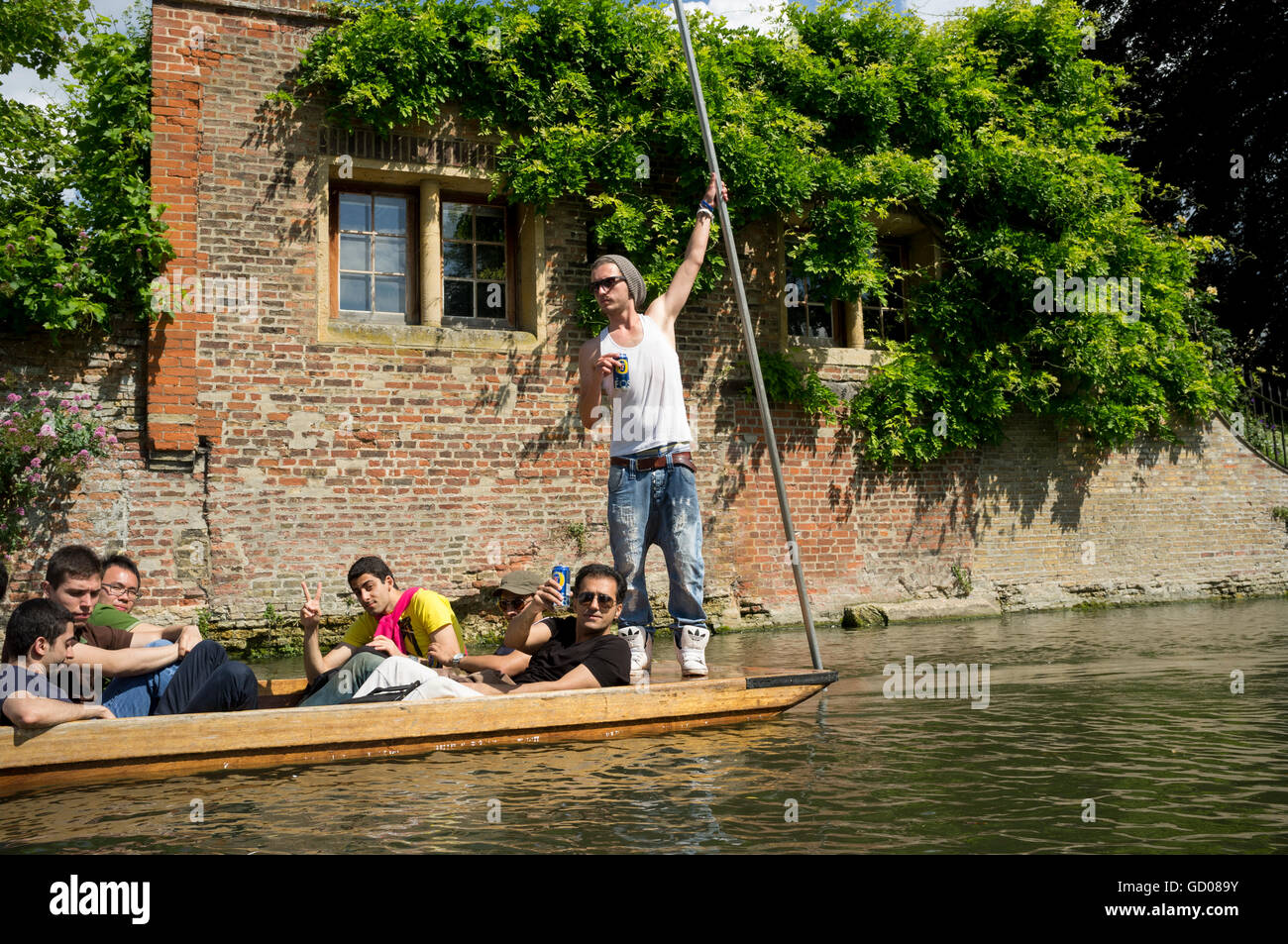 Grupo de chicos bebiendo mientras navegar por el río Cam, Cambridge Foto de stock