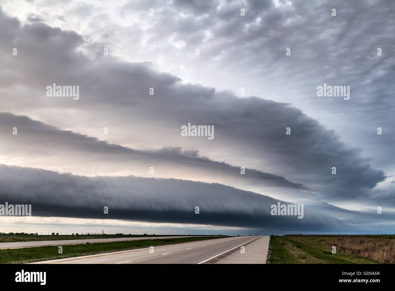 Un arcus nube sobre una carretera en Nebraska. Foto de stock
