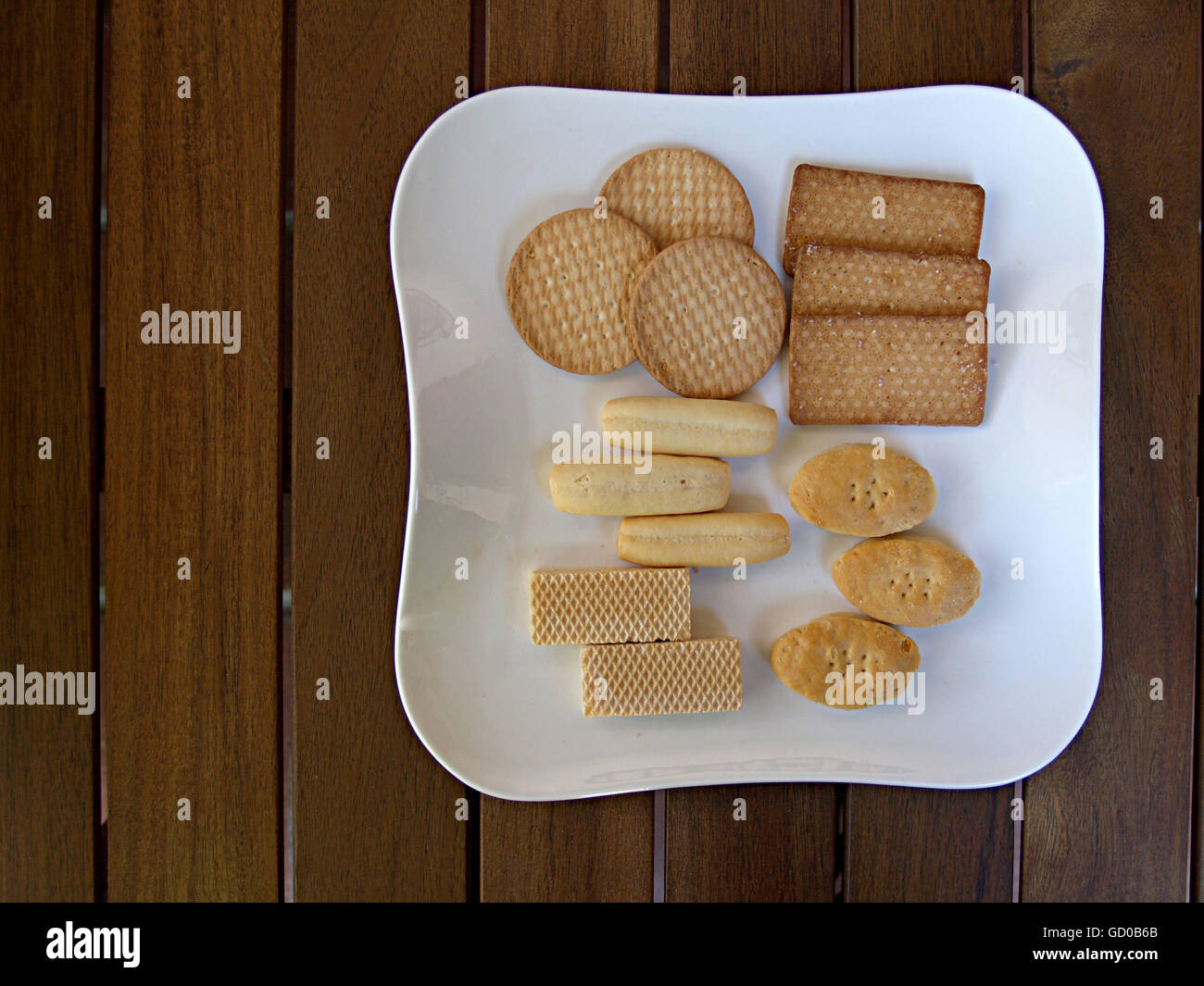 Plato con galletas caseras en una tabla Foto de stock