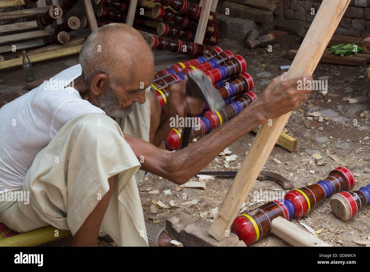 Un viejo hombre por encima de 100 años de antigüedad está trabajando en un taller de elaboración de literas en ciudad de Pindi Bhattian, Punjab, Pakistán. Foto de stock