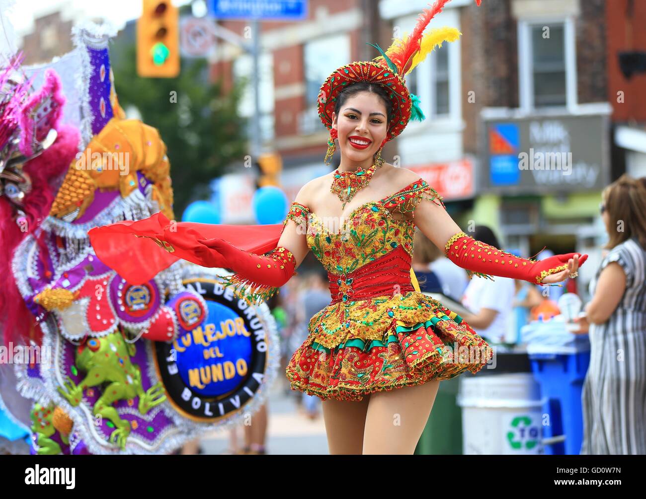 Toronto, Canadá. El 10 de julio, 2016. Un bailarín realiza durante la 12ª  Salsa en St. Clair Street Festival en Toronto, Canadá, 10 de julio de 2016.  Como una de las más