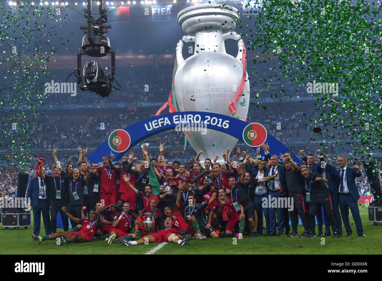 Grupo alegría final Trofeo (Portugal); Julio 10, 2016 - Fútbol : Francia Uefa euro 2016, Final : Portugal 1-0 Francia en el Stade de France, en Saint-Denis, Francia.; ; © aicfoto/AFLO/Alamy Live News Foto de stock